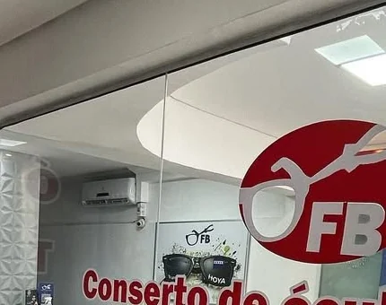 Fachada de vidro da loja com o logo FB